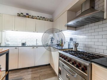 Casa 5 ambientes con terraza, parque y piscina en venta - Beccar