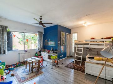 Casa 5 ambientes con terraza, parque y piscina en venta - Beccar