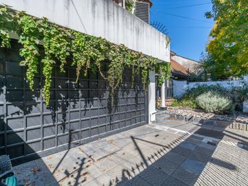 Casa 5 ambientes con terraza, parque y piscina en venta - Beccar