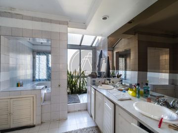 Casa 5 ambientes con terraza, parque y piscina en venta - Beccar