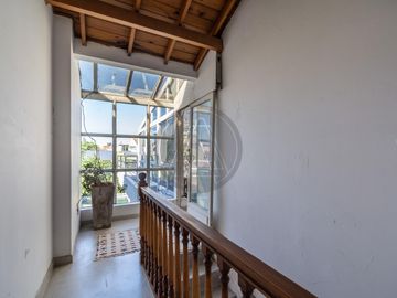Casa 5 ambientes con terraza, parque y piscina en venta - Beccar