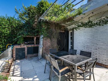Casa 5 ambientes con terraza, parque y piscina en venta - Beccar