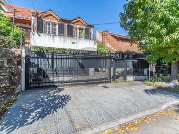 Casa 5 ambientes con terraza, parque y piscina en venta - Beccar