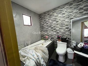 Casa en Venta en Presidente Errázuriz, casa en venta 5 dorm y 3 baños, gran jardín, Buin, One Propiedades