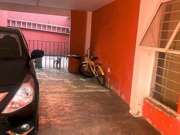 CASA EN VENTA EN JARDINES DE MORELOS (SOBRE AVENIDA PRINCIPAL)
