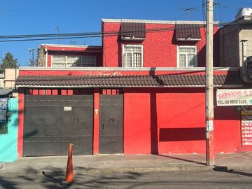 CASA EN VENTA EN JARDINES DE MORELOS (SOBRE AVENIDA PRINCIPAL)
