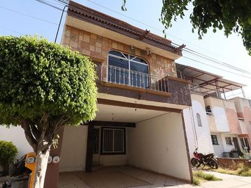 Casa en venta en Morelia, coto privado zona Ocolusen