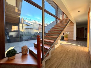 Moderna casa en sector Holandesa