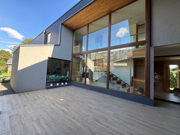 Moderna casa en sector Holandesa