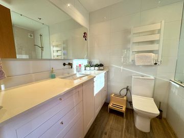 Moderna casa en sector Holandesa