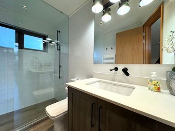 Moderna casa en sector Holandesa