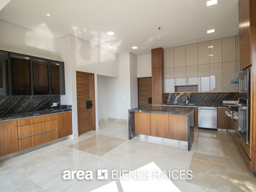 Casa Lomas del Valle / 4 Rec / Gran jardín
