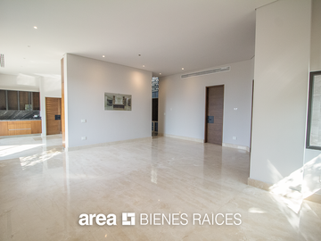 Casa Lomas del Valle / 4 Rec / Gran jardín