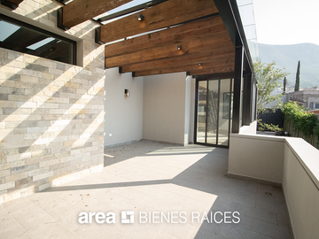 Casa Lomas del Valle / 4 Rec / Gran jardín