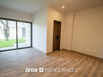 Casa Lomas del Valle / 4 Rec / Gran jardín