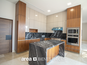 Casa Lomas del Valle / 4 Rec / Gran jardín
