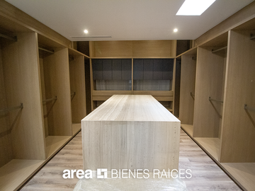 Casa Lomas del Valle / 4 Rec / Gran jardín