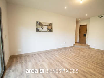 Casa Lomas del Valle / 4 Rec / Gran jardín