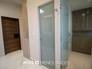 Casa Lomas del Valle / 4 Rec / Gran jardín