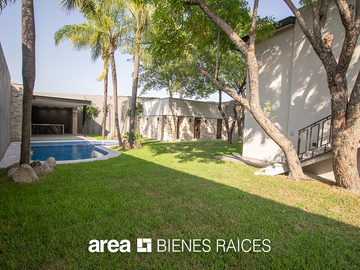 Casa Lomas del Valle / 4 Rec / Gran jardín