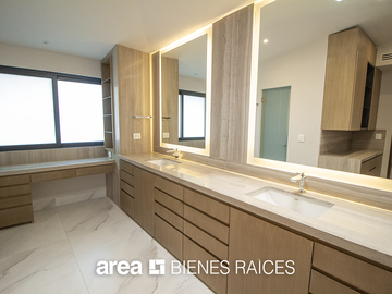 Casa Lomas del Valle / 4 Rec / Gran jardín