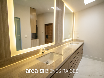 Casa Lomas del Valle / 4 Rec / Gran jardín