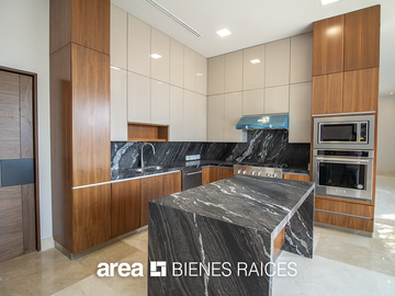 Casa Lomas del Valle / 4 Rec / Gran jardín