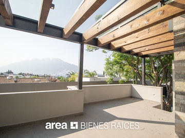 Casa Lomas del Valle / 4 Rec / Gran jardín