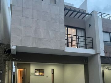 GS VENTA DE CASA EN LA RESERVA CUMBRES CON ALBERCA