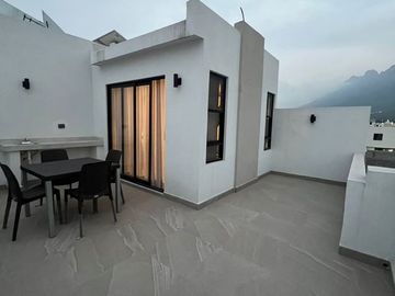 GS VENTA DE CASA EN LA RESERVA CUMBRES CON ALBERCA