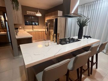 GS VENTA DE CASA EN LA RESERVA CUMBRES CON ALBERCA