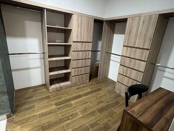 GS VENTA DE CASA EN LA RESERVA CUMBRES CON ALBERCA
