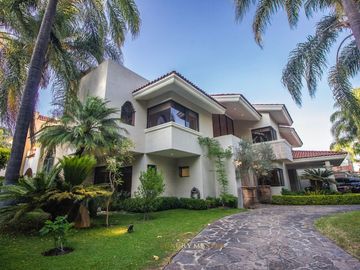 Casa en  venta en Valle Real frente a Parque