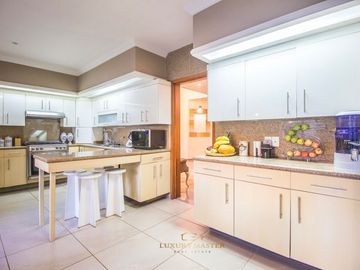 Casa en  venta en Valle Real frente a Parque