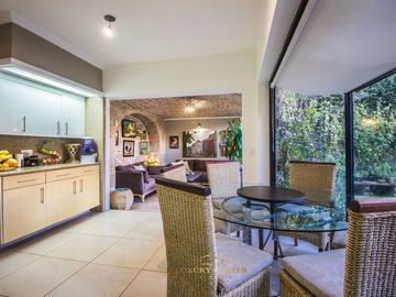 Casa en  venta en Valle Real frente a Parque