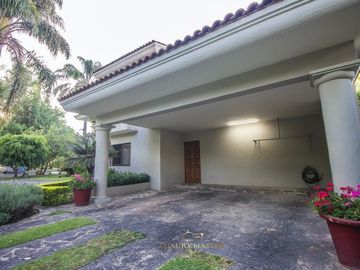 Casa en  venta en Valle Real frente a Parque