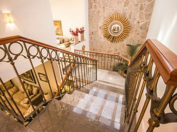Casa en  venta en Valle Real frente a Parque