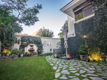 Casa en  venta en Valle Real frente a Parque