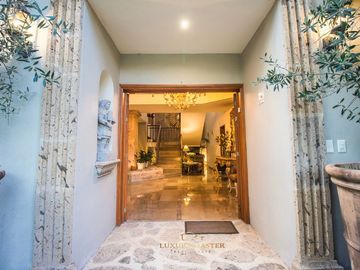 Casa en  venta en Valle Real frente a Parque