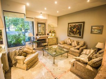Casa en  venta en Valle Real frente a Parque