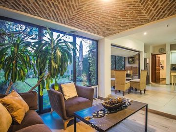 Casa en  venta en Valle Real frente a Parque