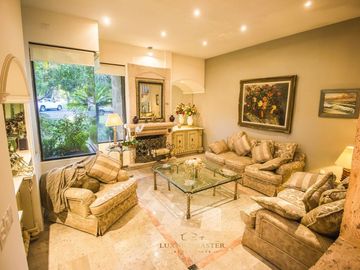 Casa en  venta en Valle Real frente a Parque