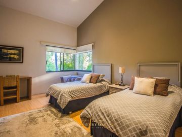 Casa en  venta en Valle Real frente a Parque