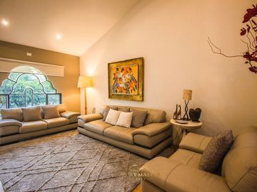 Casa en  venta en Valle Real frente a Parque