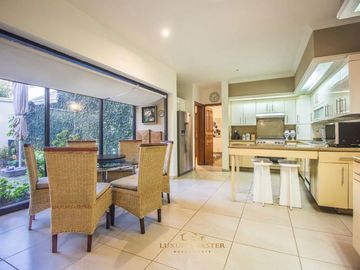 Casa en  venta en Valle Real frente a Parque