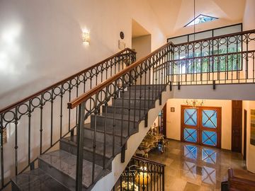 Casa en  venta en Valle Real frente a Parque