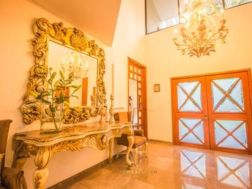 Casa en  venta en Valle Real frente a Parque