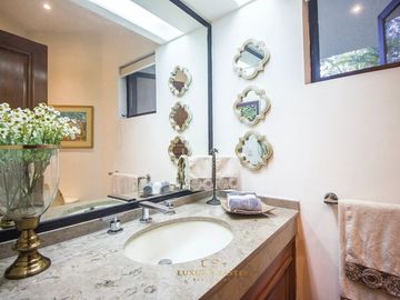 Casa en  venta en Valle Real frente a Parque