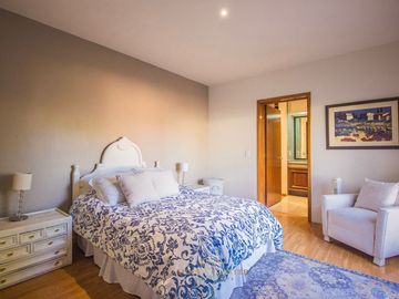 Casa en  venta en Valle Real frente a Parque