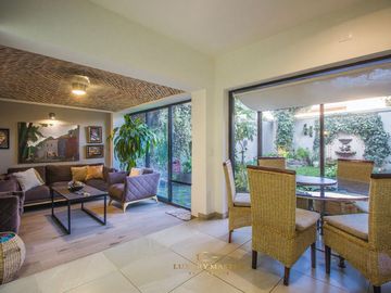Casa en  venta en Valle Real frente a Parque